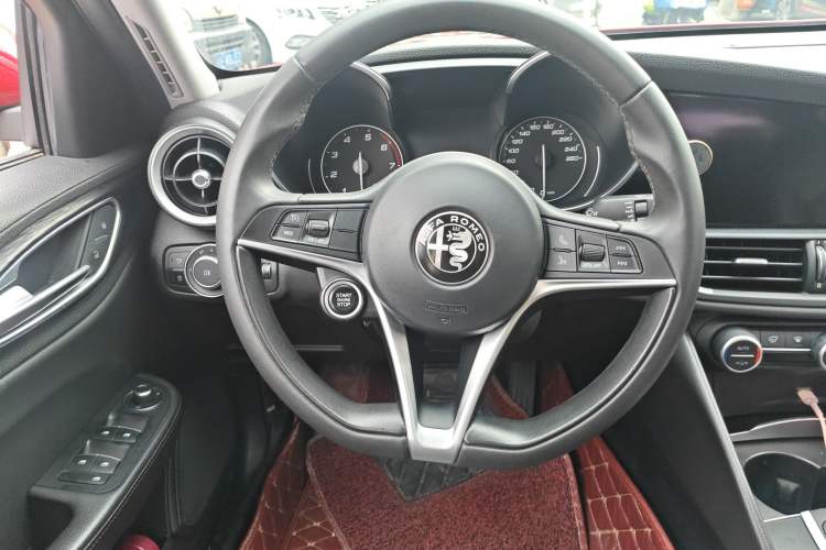 Used Alfa Romeo Giulia 2017 2.0T 200HP Luxury Edition Steering Wheel