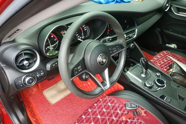 Used Alfa Romeo Giulia 2017 2.0T 200HP Luxury Edition Steering Wheel