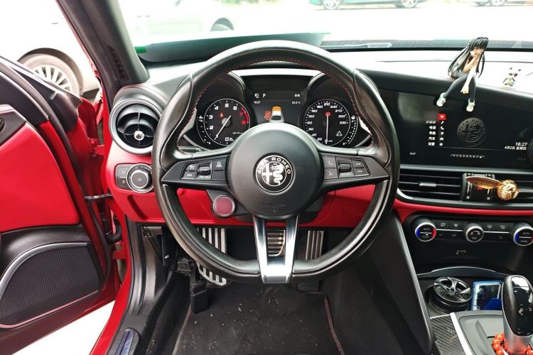 Used Alfa Romeo Giulia 2017 2.9T 510HP Four-Leaf Clover Edition Steering Wheel
