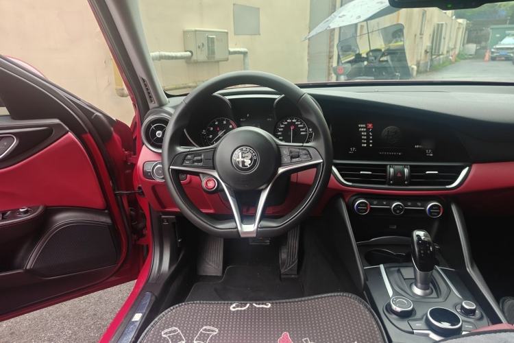 Used Alfa Romeo Giulia 2017 2.0T 200HP Luxury Edition Steering Wheel