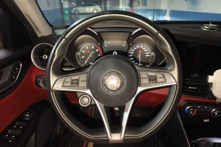 Used Alfa Romeo Giulia 2017 2.0T 200HP Elite Edition Steering Wheel