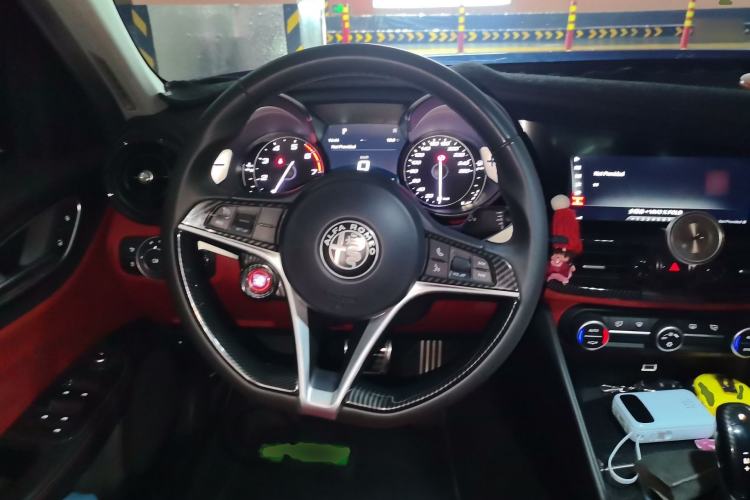 Used Alfa Romeo Giulia 2017 2.0T 200HP Luxury Edition Steering Wheel