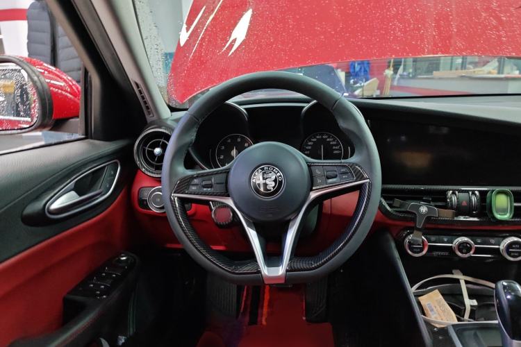 Used Alfa Romeo Giulia 2017 2.0T 200HP Luxury Edition Steering Wheel