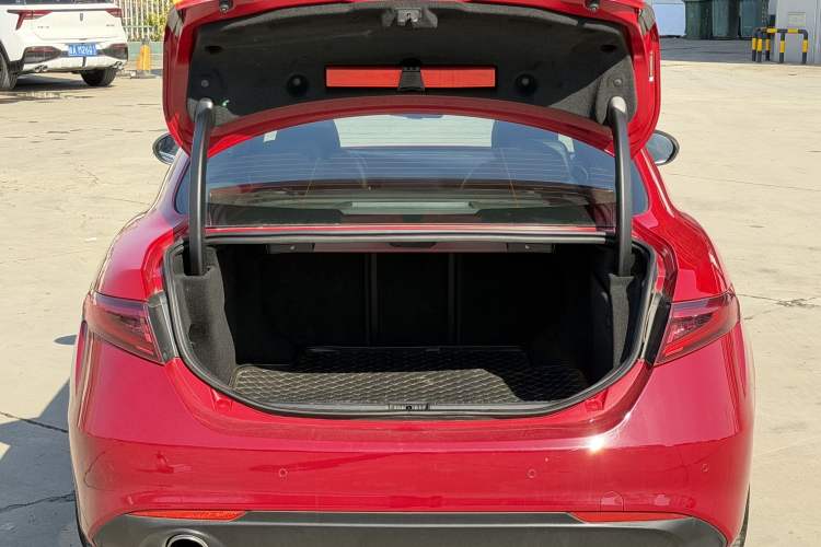 Used Alfa Romeo Giulia 2017 2.0T 200HP Luxury Edition Trunk