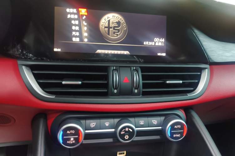 Used Alfa Romeo Giulia 2017 2.0T 280HP Luxury Edition Audio And AC Panel