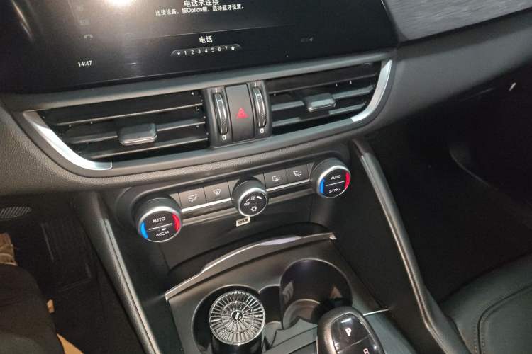 Used Alfa Romeo Giulia 2017 2.0T 280HP Luxury Edition Audio And AC Panel
