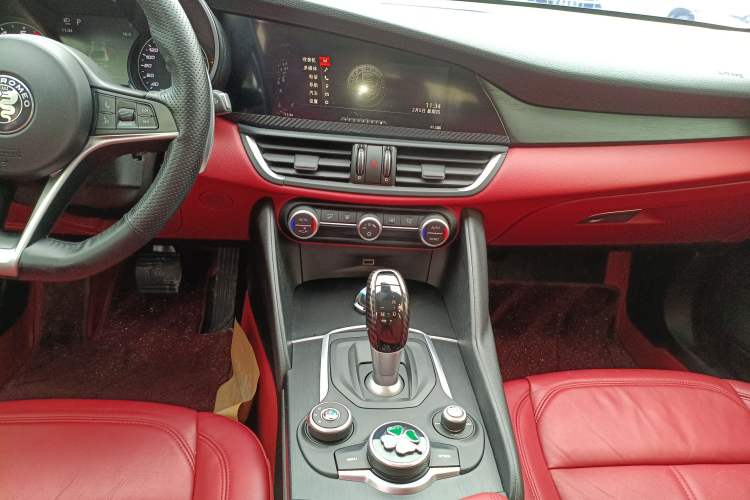 Used Alfa Romeo Giulia 2017 2.0T 280HP Luxury Edition Audio And AC Panel