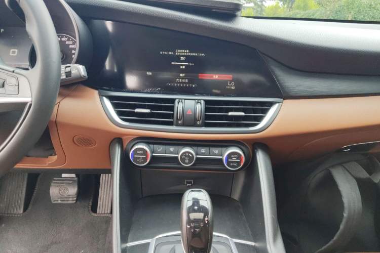 Used Alfa Romeo Giulia 2017 2.0T 200HP Luxury Edition Audio And AC Panel