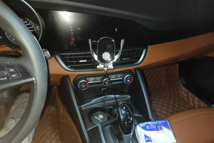 Used Alfa Romeo Giulia 2017 2.0T 280HP Luxury Edition Audio And AC Panel