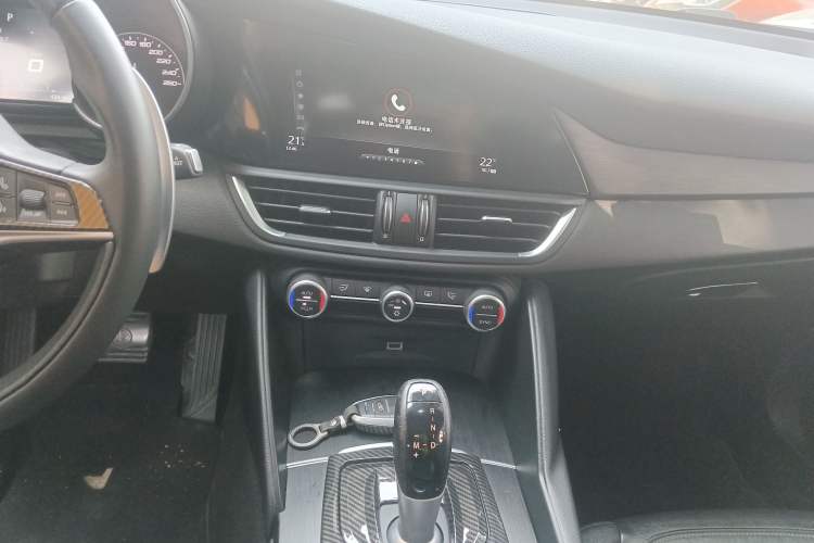 Used Alfa Romeo Giulia 2017 2.0T 280HP Luxury Edition Audio And AC Panel