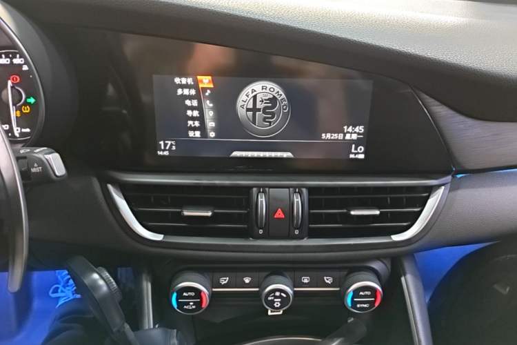Used Alfa Romeo Giulia 2017 2.0T 280HP Luxury Edition Audio And AC Panel