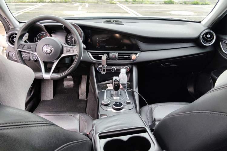 Used Alfa Romeo Giulia 2017 2.0T 280HP Luxury Edition Center Console