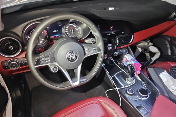 Used Alfa Romeo Giulia 2017 2.0T 200HP Luxury Edition Center Console