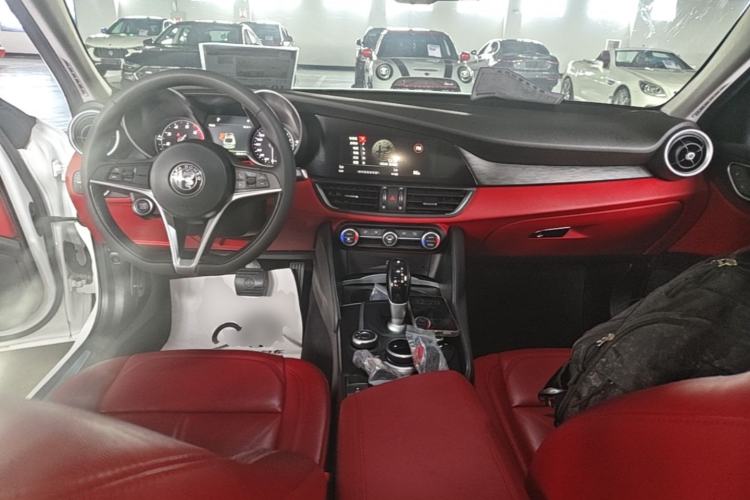 Used Alfa Romeo Giulia 2017 2.0T 200HP Luxury Edition Center Console