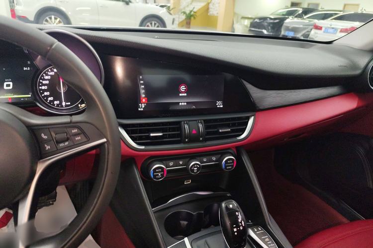 Used Alfa Romeo Giulia 2017 2.0T 200HP Luxury Edition Center Console