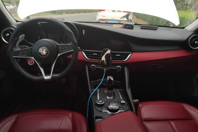 Used Alfa Romeo Giulia 2017 2.0T 280HP Luxury Edition Center Console