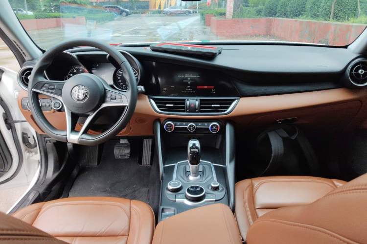 Used Alfa Romeo Giulia 2017 2.0T 200HP Luxury Edition Center Console