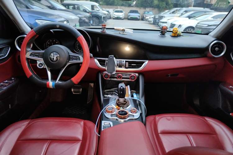 Used Alfa Romeo Giulia 2017 2.0T 200HP Luxury Edition Center Console