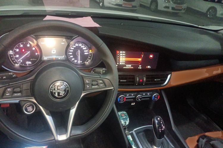 Used Alfa Romeo Giulia 2017 2.0T 200HP Luxury Edition Center Console