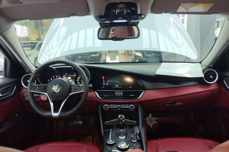 Used Alfa Romeo Giulia 2017 2.0T 200HP Luxury Edition Center Console