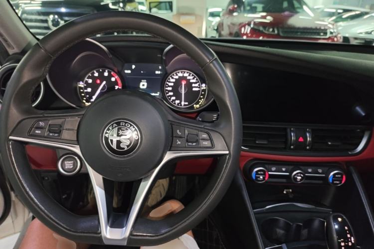 Used Alfa Romeo Giulia 2017 2.0T 200HP Luxury Edition Center Console
