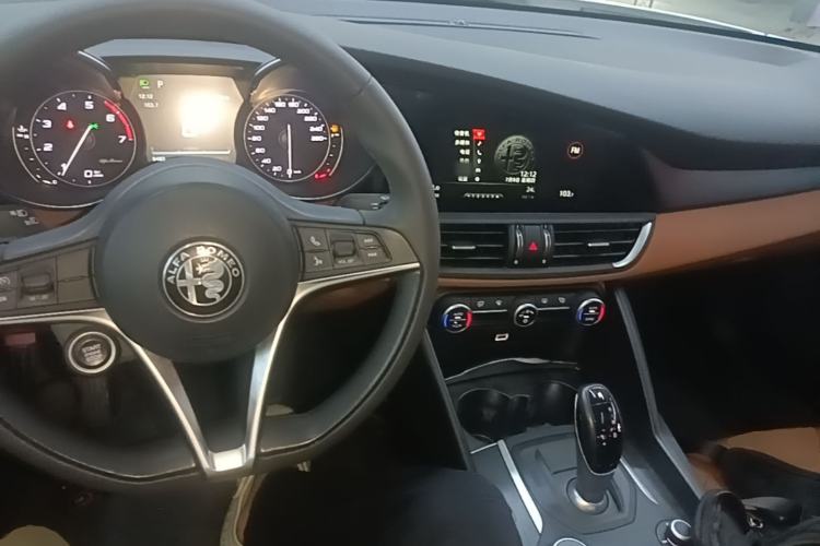 Used Alfa Romeo Giulia 2017 2.0T 200HP Luxury Edition Center Console