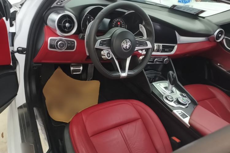 Used Alfa Romeo Giulia 2017 2.0T 280HP Luxury Edition Center Console