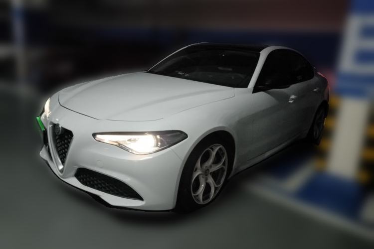 Alfa Romeo Giulia 2017 2.0T 280HP Luxury Edition с пробегом Guazi used car, China used car export, Used car for sale, Used cars, Cheapest cars for sale