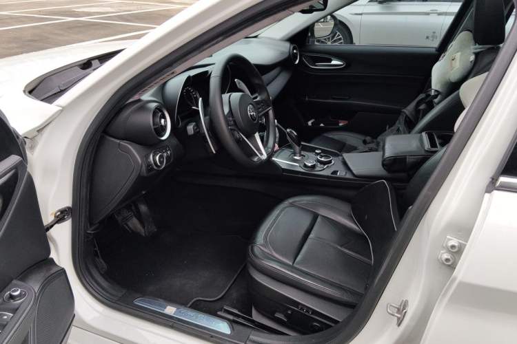 Used Alfa Romeo Giulia 2017 2.0T 280HP Luxury Edition Driver Seat
