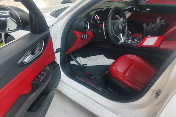 Used Alfa Romeo Giulia 2017 2.0T 280HP Luxury Edition Driver Seat
