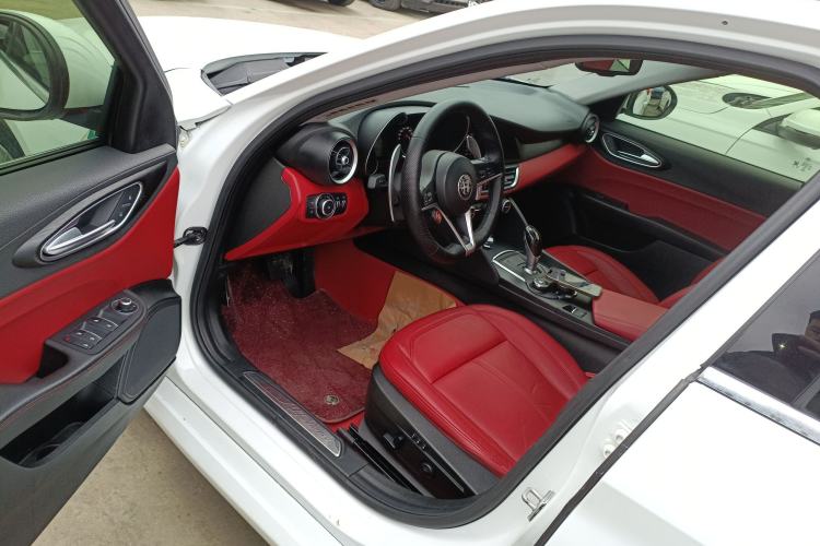 Used Alfa Romeo Giulia 2017 2.0T 280HP Luxury Edition Driver Seat
