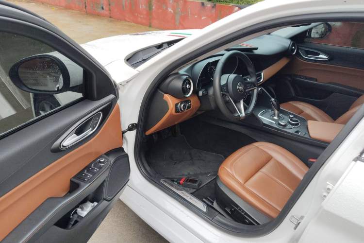 Used Alfa Romeo Giulia 2017 2.0T 200HP Luxury Edition Driver Seat