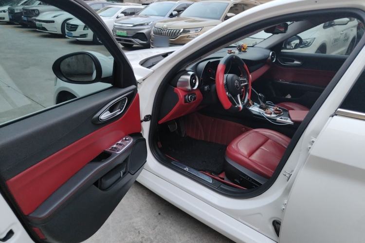 Used Alfa Romeo Giulia 2017 2.0T 200HP Luxury Edition Driver Seat
