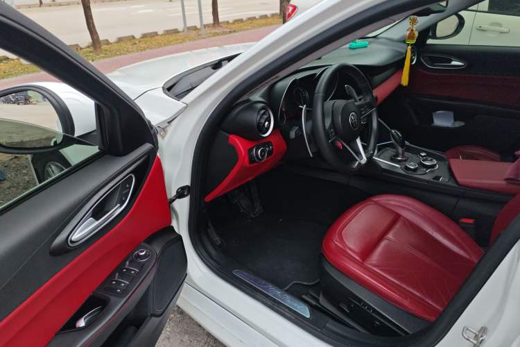 Used Alfa Romeo Giulia 2017 2.0T 280HP Luxury Edition Driver Seat