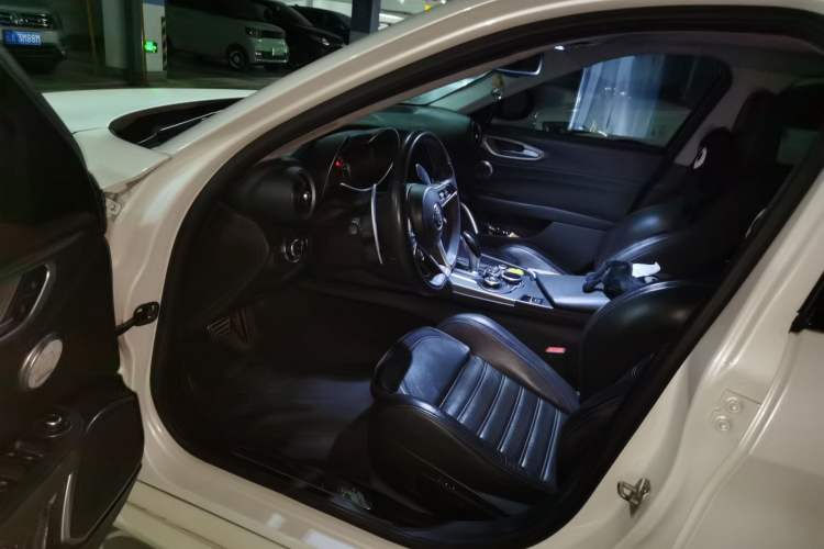 Used Alfa Romeo Giulia 2017 2.0T 280HP Milano Limited Edition Driver Seat
