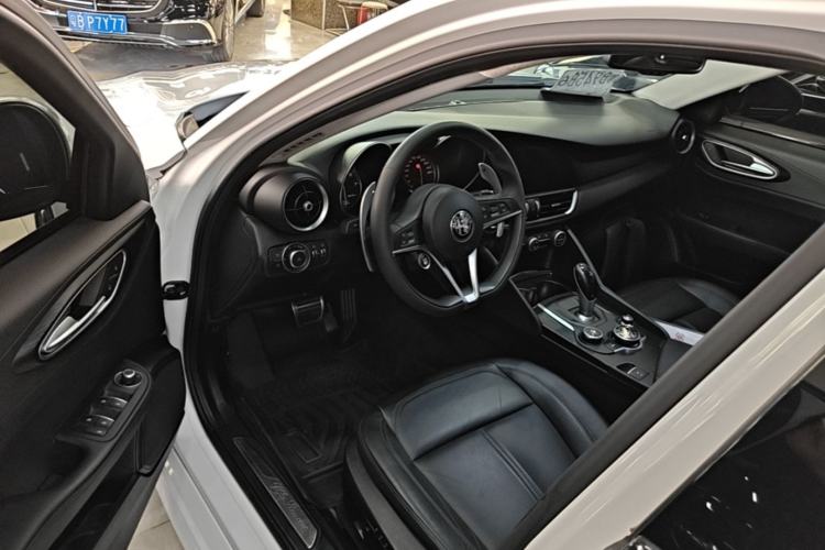 Used Alfa Romeo Giulia 2017 2.0T 280HP Luxury Edition Driver Seat