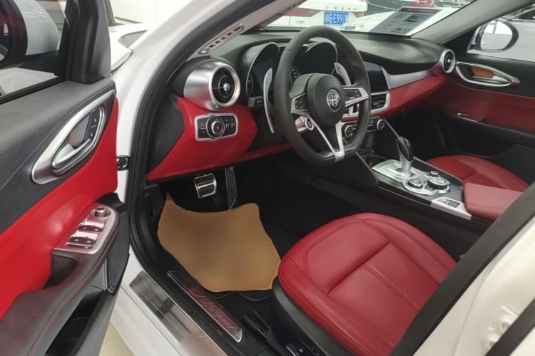 Used Alfa Romeo Giulia 2017 2.0T 280HP Luxury Edition Driver Seat