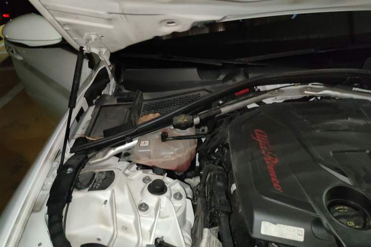 Used Alfa Romeo Giulia 2017 2.0T 280HP Luxury Edition Engine Bay Right