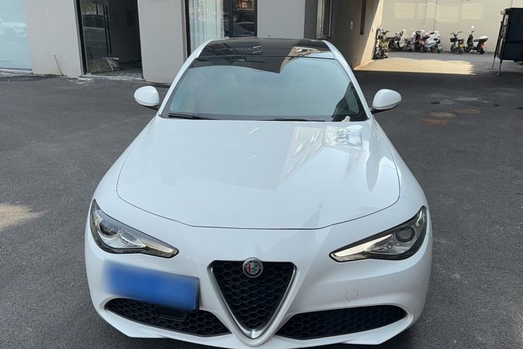Used Alfa Romeo Giulia 2017 2.0T 280HP Luxury Edition Exterior 1