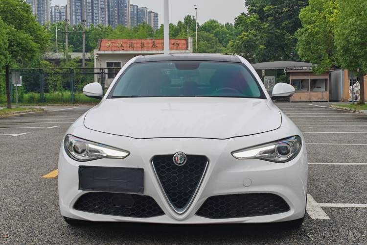 Used Alfa Romeo Giulia 2017 2.0T 200HP Luxury Edition Exterior 1
