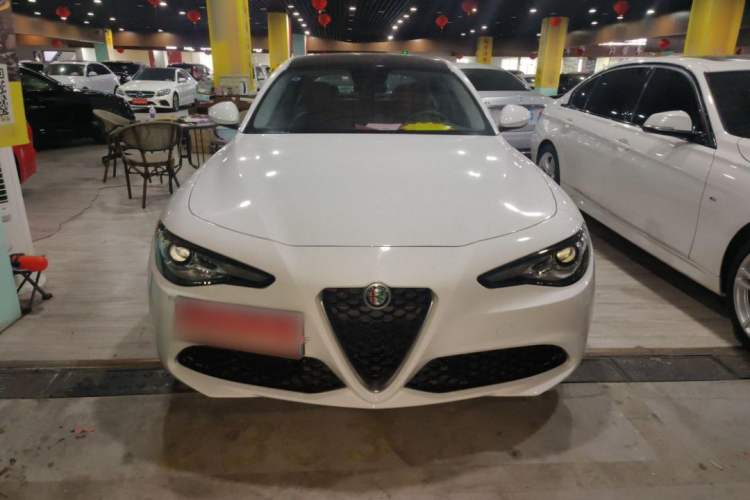 Used Alfa Romeo Giulia 2017 2.0T 200HP Luxury Edition Exterior 1