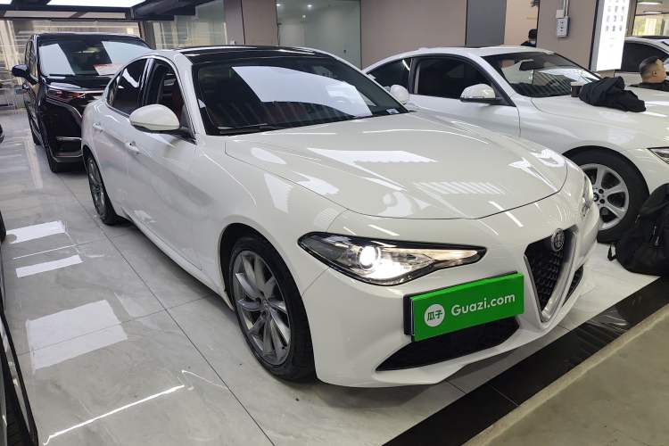 Used Alfa Romeo Giulia 2017 2.0T 200HP Luxury Edition Exterior 1