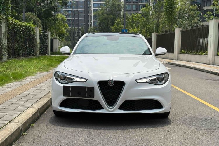 Used Alfa Romeo Giulia 2017 2.0T 200HP Luxury Edition Exterior 1