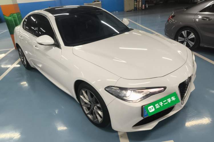 Used Alfa Romeo Giulia 2017 2.0T 200HP Luxury Edition Exterior 2