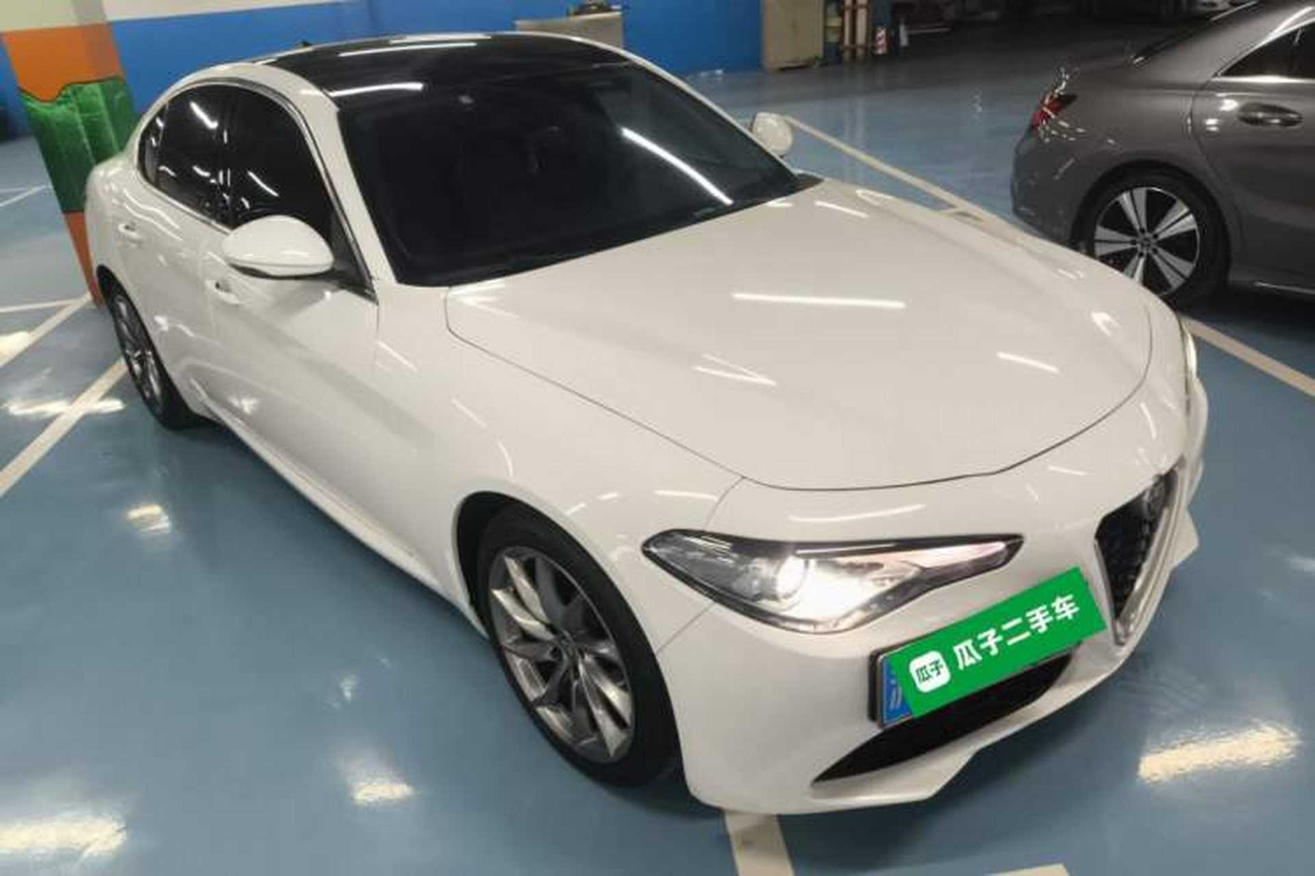 Used Alfa Romeo Giulia 2017 2.0T 200HP Luxury Edition Exterior 2