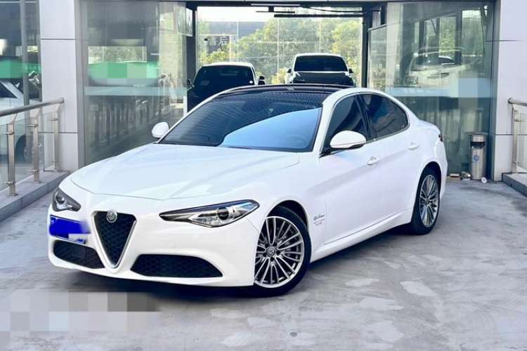 Used Alfa Romeo Giulia 2017 2.0T 280HP Luxury Edition Exterior 2