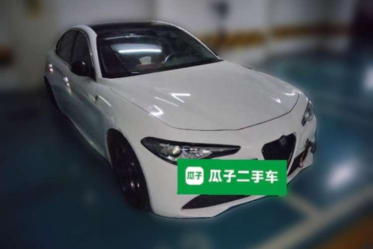 Used Alfa Romeo Giulia 2017 2.0T 200HP Luxury Edition Exterior 2