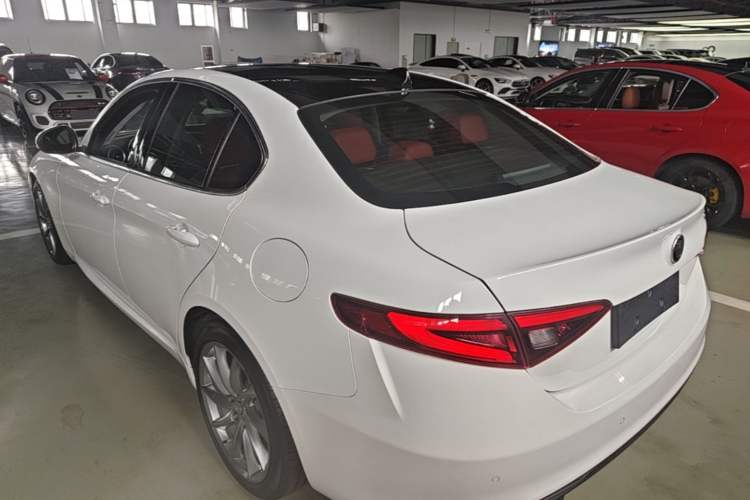 Used Alfa Romeo Giulia 2017 2.0T 200HP Luxury Edition Exterior 2