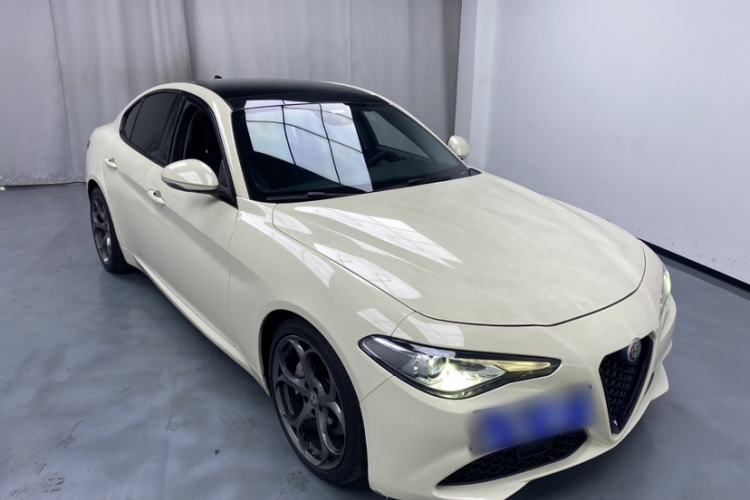 Used Alfa Romeo Giulia 2017 2.0T 280HP Luxury Edition Exterior 2