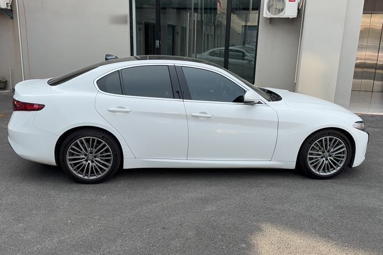 Used Alfa Romeo Giulia 2017 2.0T 280HP Luxury Edition Exterior 2